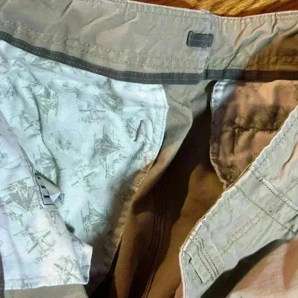 Menβs L.L Bean Khaki Relaxed Fit Cargo Style Pants, 40 x 34 - Picture 2 of 4